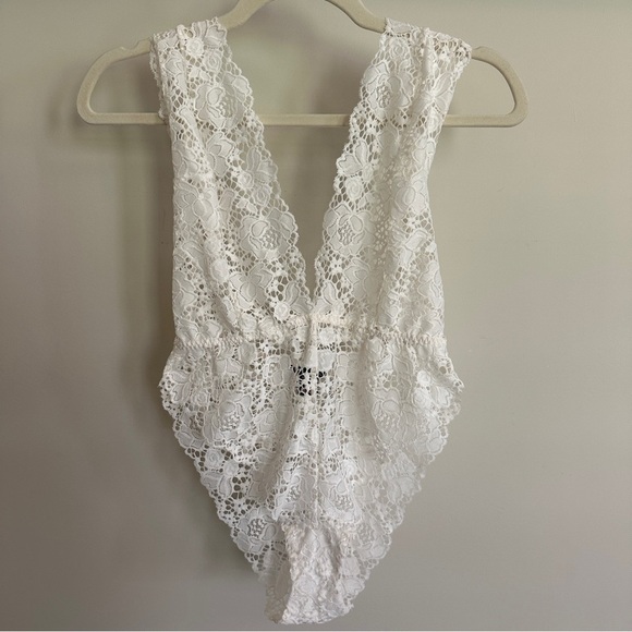 Victoria's Secret White Plunge Neck Teddy One Piece Chemise with Floral Lace - S - Picture 1 of 6